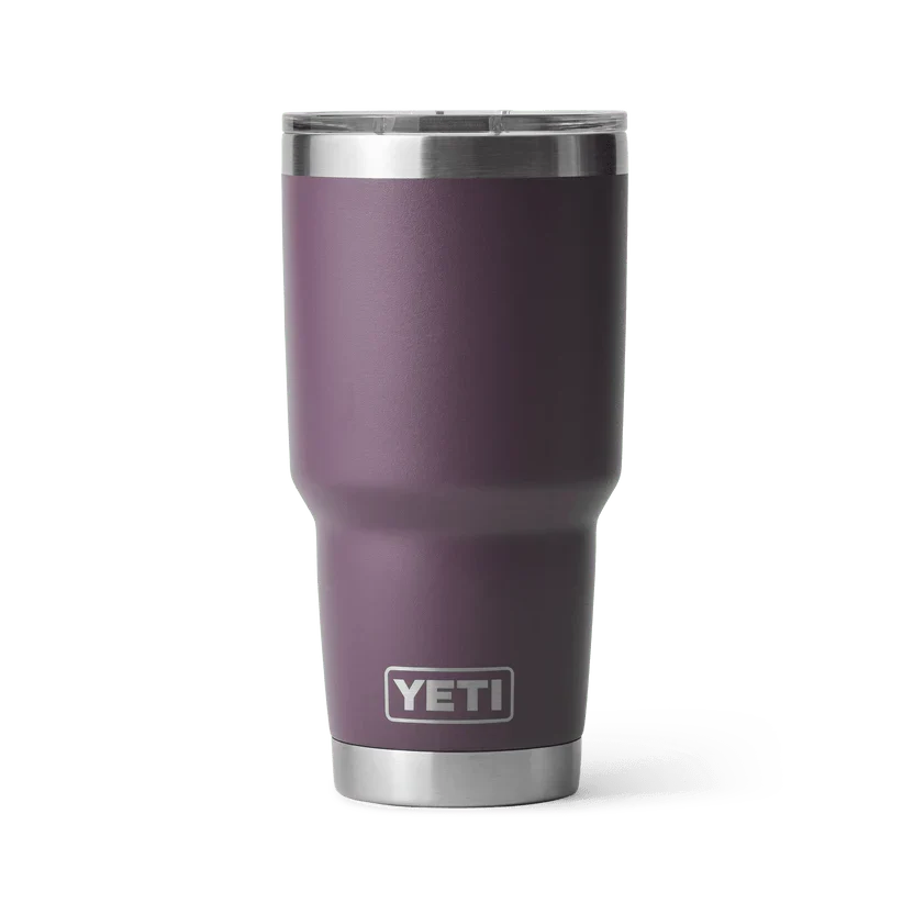 Termo YETI Rambler® Tumbler 30oz en color Nordic Purple (Morado), acero inoxidable con aislamiento al vacío