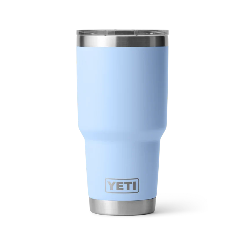 Termo YETI Rambler® Tumbler 30oz en color Sky Blue (Azul Cielo), acero inoxidable con aislamiento al vacío