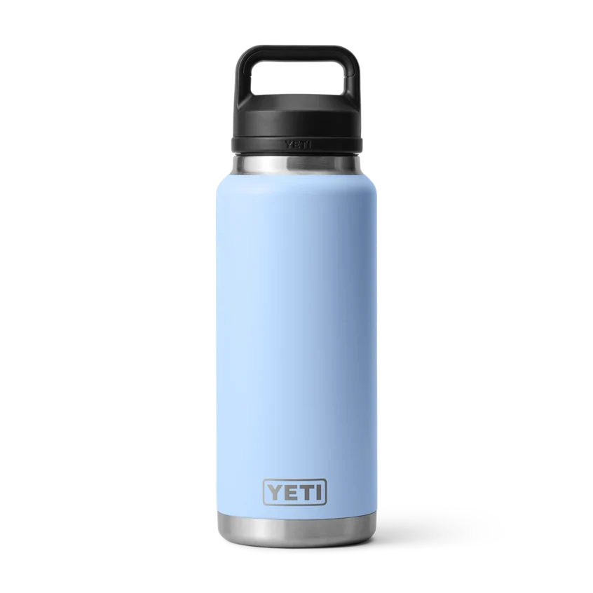 Termo YETI Rambler® Water Bottle 36oz en color Sky Blue (Azul Cielo), acero inoxidable con aislamiento al vacío